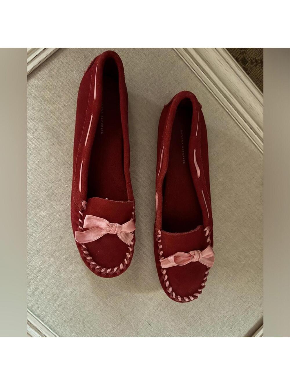 Banana Republic red suede mocassins loafers w pink satin ribbon w bow 9.5
